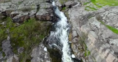 Kanyon havadan görünümü aracılığıyla güçlü akan dağ nehir