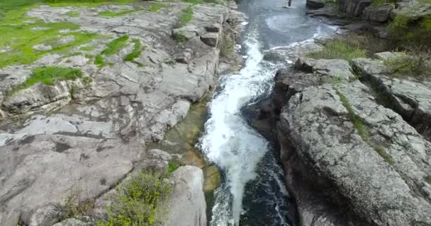 Río de montaña que fluye a través de la vista aérea del cañón — Vídeos de Stock