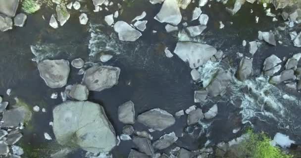 Rivière de montagne et pierres vue aérienne — Video