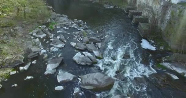 荒れ狂う山川と石のトップ ビュー — ストック動画
