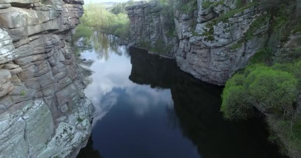 Floden flyter mellan stenar Flygfoto — Stockvideo