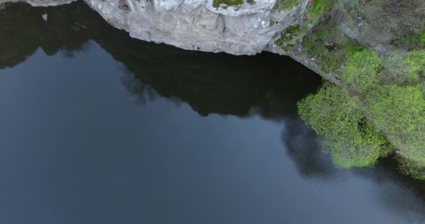 Rzeka płynie między skały widok z lotu ptaka — Wideo stockowe