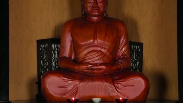Буддийская статуя в спа-салоне — стоковое видео