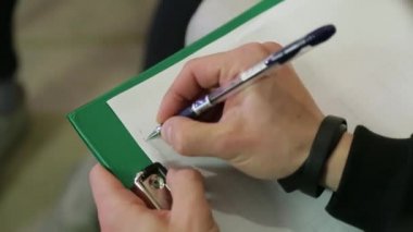 İşadamı bir grafik sayfasında çizer.