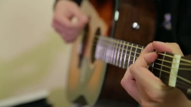 Man die een akoestische gitaar speelt — Stockvideo