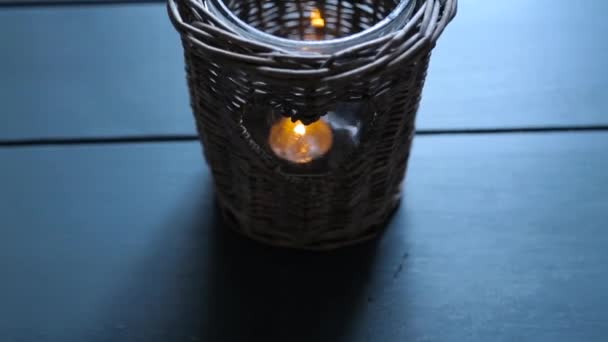 Vela en un candelero de madera de mimbre — Vídeos de Stock