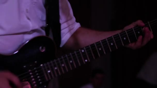 穿着白衬衣的电吉他演奏的家伙 — 图库视频影像