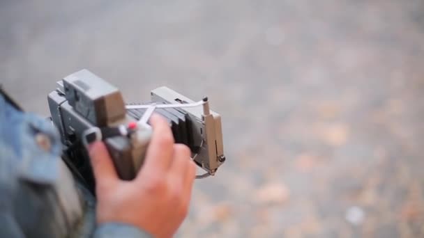 Hombre fotografías con cámara de la vieja escuela — Vídeo de stock