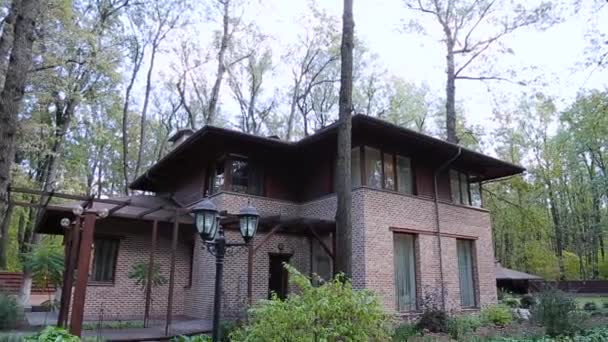 Prachtige hightech huis in het bos — Stockvideo