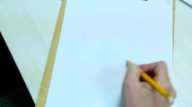 Moda Tasarımcısı bir robot resim çizer