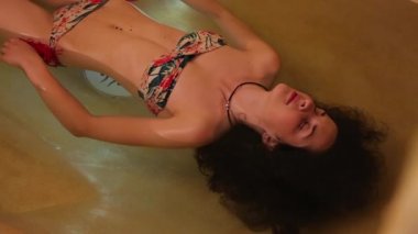 Esmer kız su Spa'da rahatlatıcı