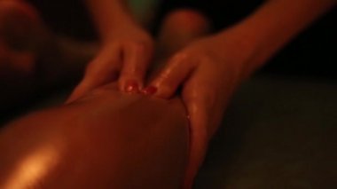 Ayak masajı tabaklanmış kız için