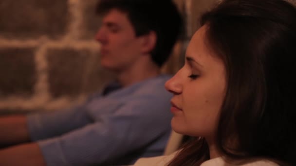 Kerl mit einem Mädchen beim Meditieren — Stockvideo
