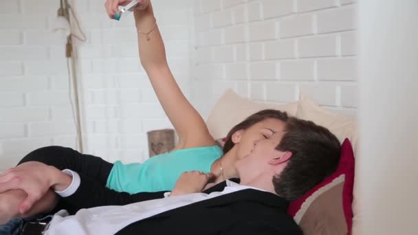 Paar doen selfie liggend op het bed — Stockvideo