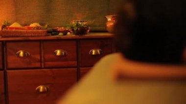 Tabaklanmış kız yakın çekim için masaj