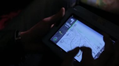 Adam gps navigator arabada kullanır.
