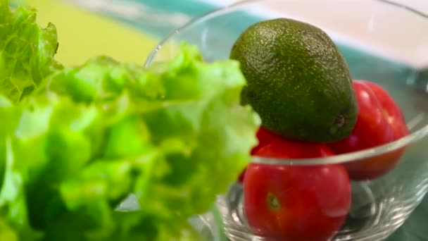 Авокадо помидоры и салат clsoe up — стоковое видео
