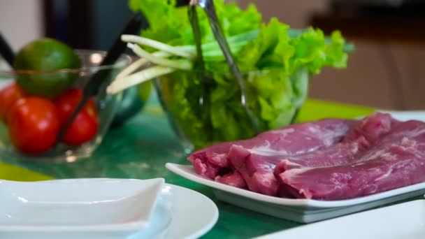 Daging tenderloin dan sayuran di meja — Stok Video