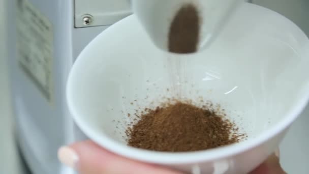 El café molido se vierte en un recipiente — Vídeos de Stock