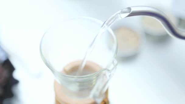 Chicchi di caffè sono lavati con acqua — Video Stock