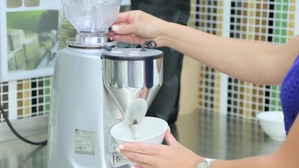 Vrouw koffie met koffie maalt grinder — Stockvideo