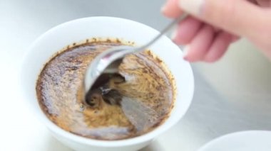 barista kahve yakın çekim yapma
