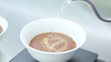 Çekilmiş kahve ile kaynar su dökülür