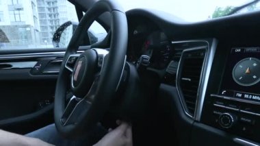 Adam arabada direksiyon simidi konumunu ayarlar