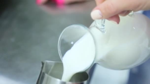 Молоко для кофе наливают в сосуд — стоковое видео