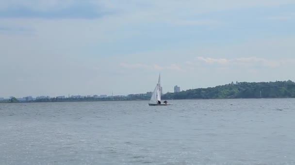 Bateau flotte sur la rivière sur le fond de la ville — Video