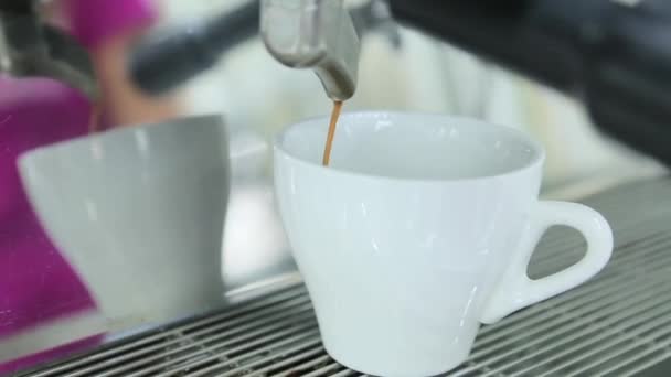 Kaffe från kaffemaskinen hälls i kaffe — Stockvideo