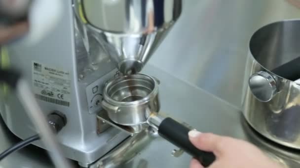 Café moído é derramado no chifre da máquina de café — Vídeo de Stock
