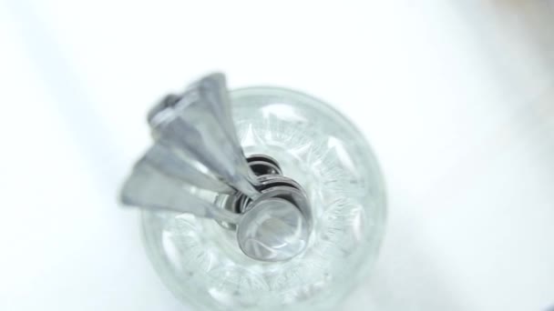Un vaso con cucharas de postre — Vídeo de stock