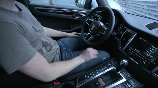 El hombre se abrocha un cinturón de seguridad en el coche — Vídeo de stock