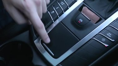 Adam araba Kontrol Paneli'nde düğmeye basmadan