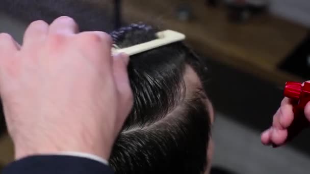 Homme peignant les cheveux au salon de coiffure — Video