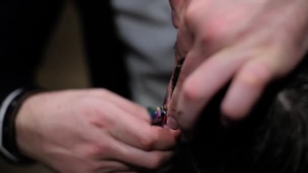 Брюнетка мужчины стрижка в парикмахерской закрыть — стоковое видео