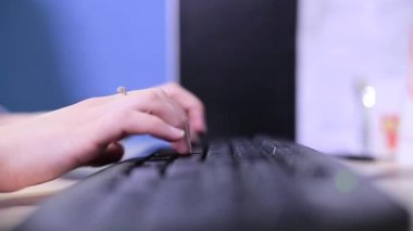 Klavyede yazı yazan kız