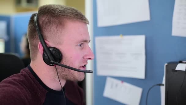 Ember beszél egy ügyféllel, a call center — Stock videók