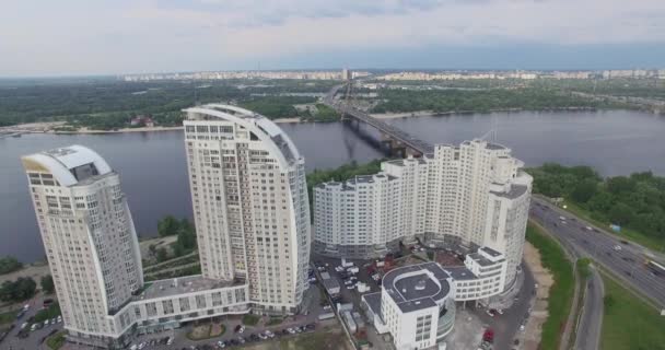 Vista aérea de la ciudad y el puente — Vídeo de stock