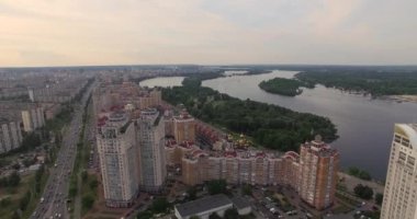 Yukarıdan şehir görünümünde Gölü