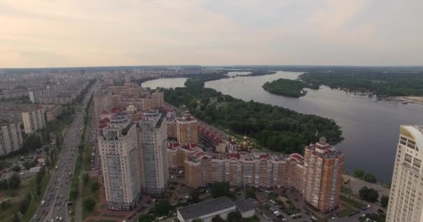 Lago en la vista de la ciudad desde arriba — Vídeos de Stock