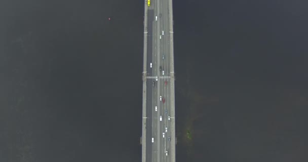 Tráfico en el puente de una vista aérea de la ciudad — Vídeos de Stock