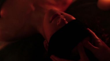 Kız bir askı içinde için baş masajı