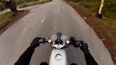 Bir motosiklet ilk kişi görünümü sürme