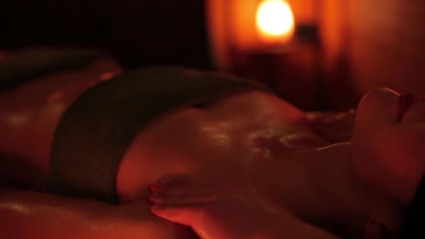 Un massage des épaules pour fille — Video