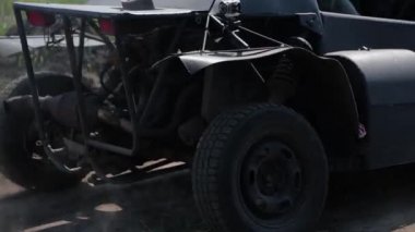 Toprak yolda arabası rides