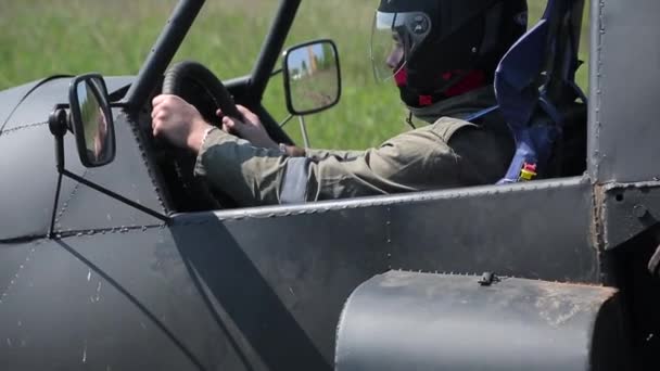 Buggy rijdt op de weg — Stockvideo