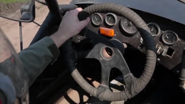 Racer gestiona la vista de buggy de la rueda — Vídeos de Stock