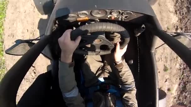 ライダーは、最初人の眺めのバギーをドライブします。 — ストック動画